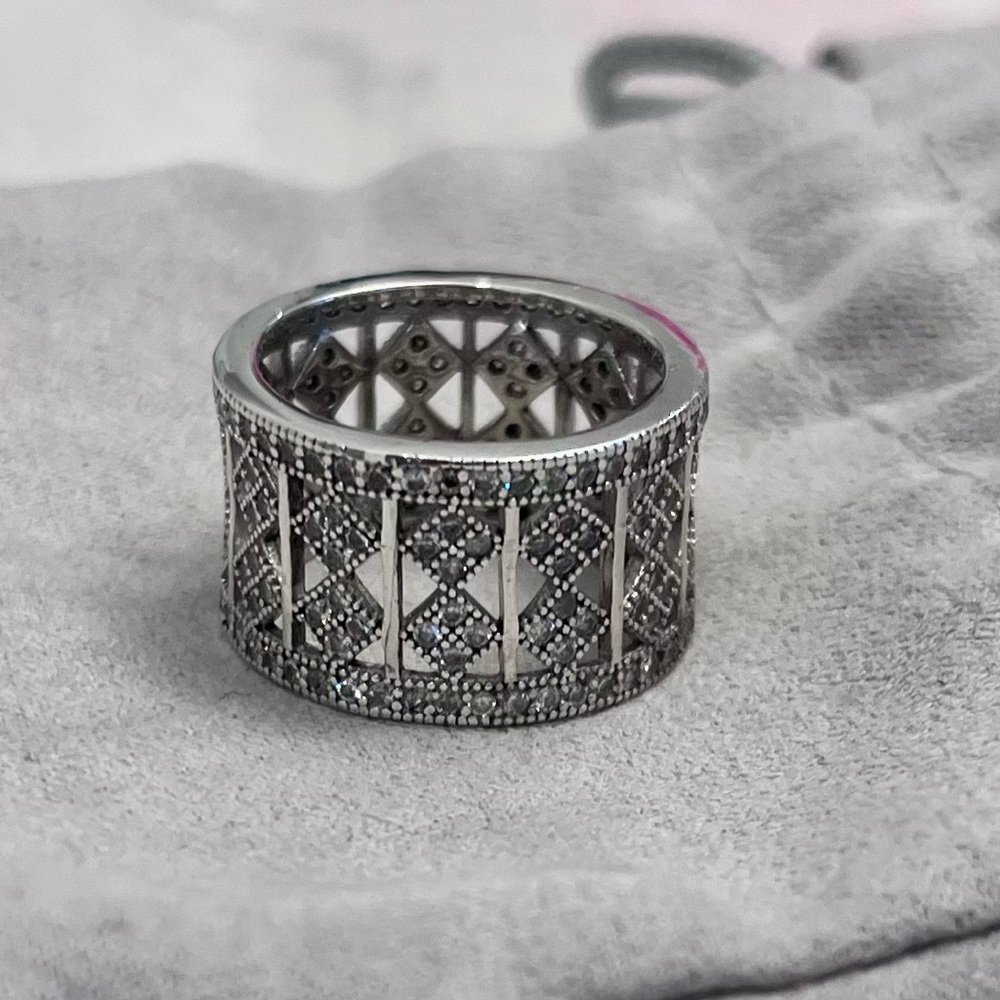 Beautiful Silver ring with real diamonds
